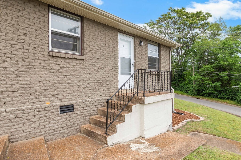 Building Photo - 895 W Sharpe Ave
