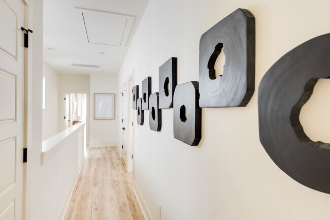 Building Photo - Fully Furnished - Designer Home (Flexible Lease Options)