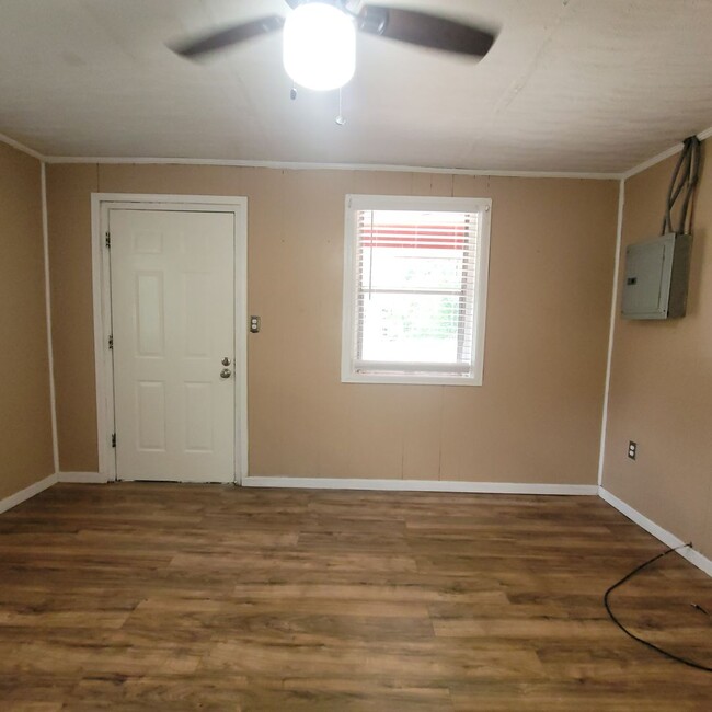 Building Photo - Renovated 2 bedroom home Phenix City