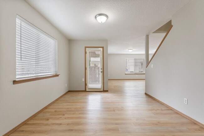 Building Photo - 5Bed/2.5 Bath House available