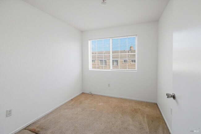 Building Photo - 712 Daniels Ave