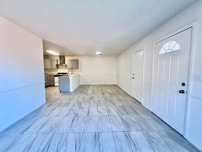 Building Photo - AVAILBLE NOW !!  3-bedroom 2 bath Duplex i...