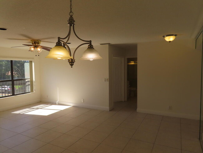 Building Photo - 2602 Carambola Cir S