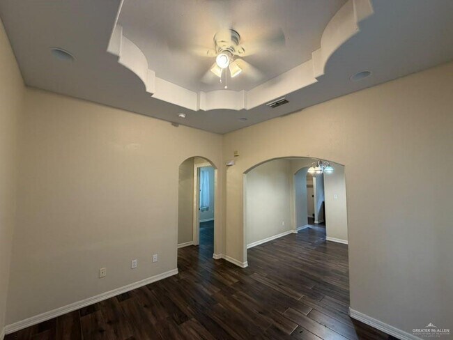 Building Photo - 2037 W Diaz Ave