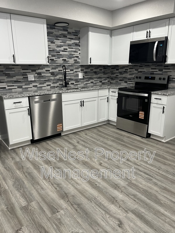 Building Photo - 708 NE Ball Dr