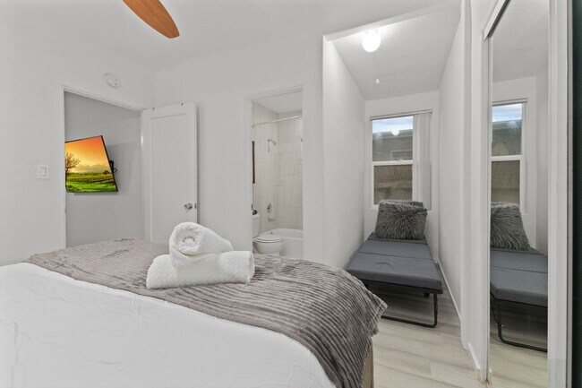 Building Photo - OCEAN BEACH APARTMENT! 1 BED/1 BATH ONLY $2,345/mo!