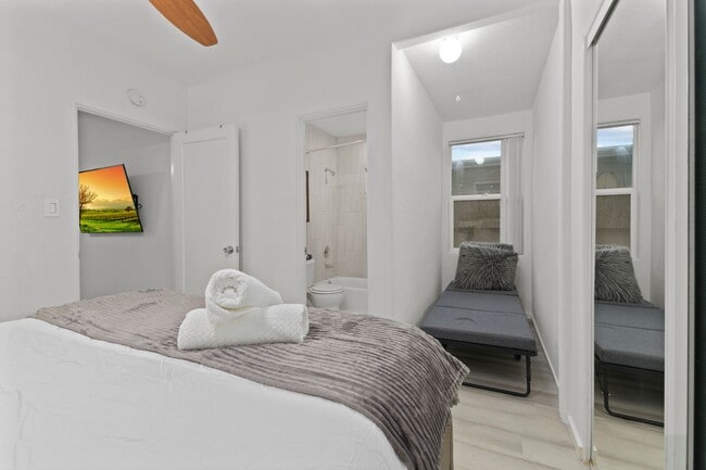 Building Photo - OCEAN BEACH APARTMENT! 1 BED/1 BATH w/ GARAGE! Only $2,495/mo!