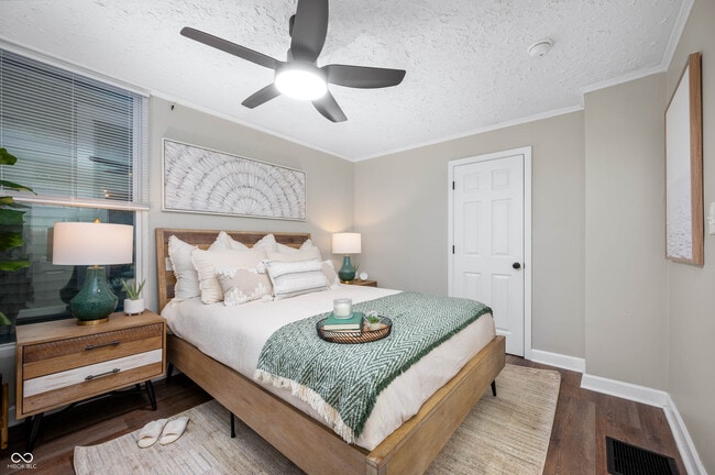 Building Photo - 413 E Caven St