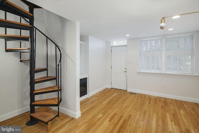 Building Photo - 704 S Darien St