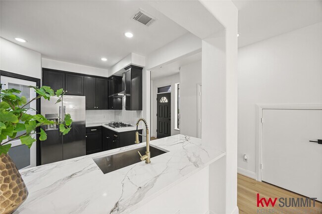 Building Photo - 2410 Calumet St