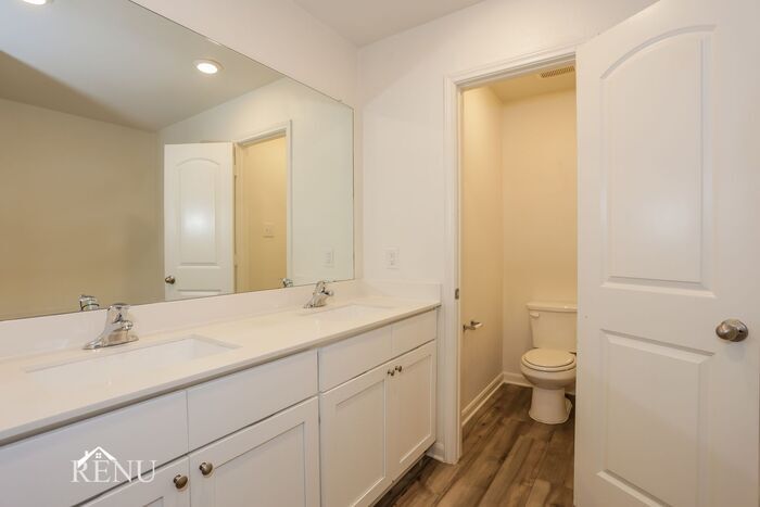 Building Photo - 1919 Hialeah Dr