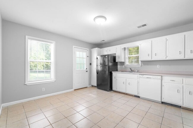 Building Photo - Lovely ranch style minutes from Fort Campbell