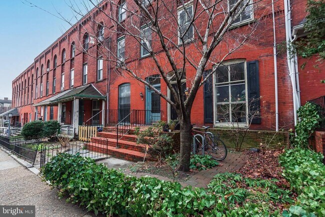 Building Photo - 206 S 43rd St
