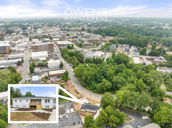 Building Photo - Downtown Gainesville Living Available Imme...