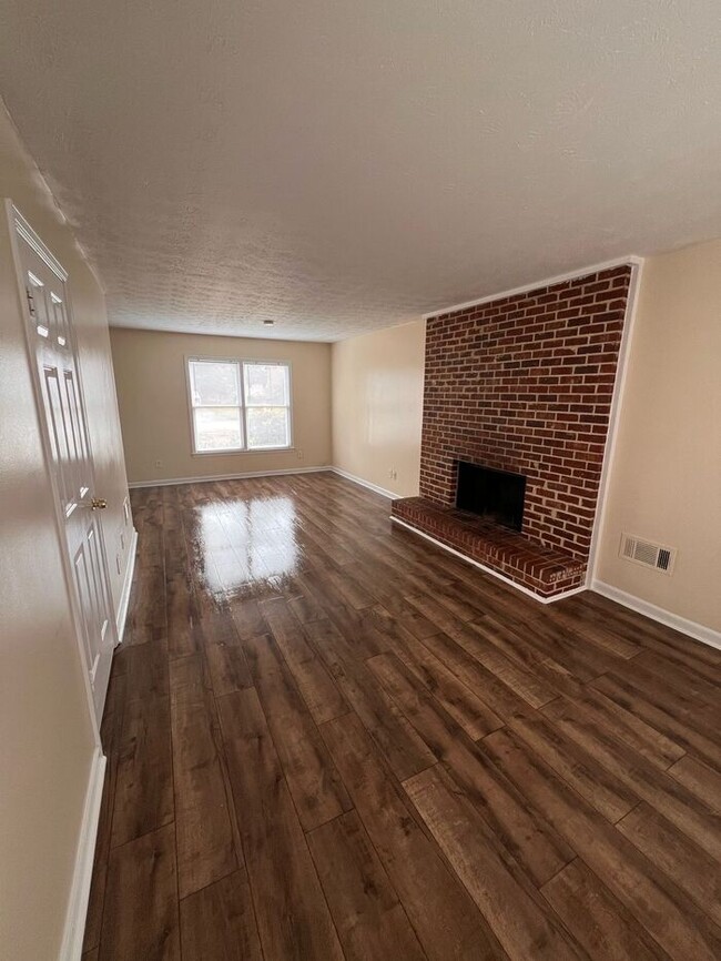 Building Photo - Three Bedroom Townhome Unit