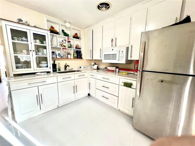 Building Photo - 5009 Deauville Dr