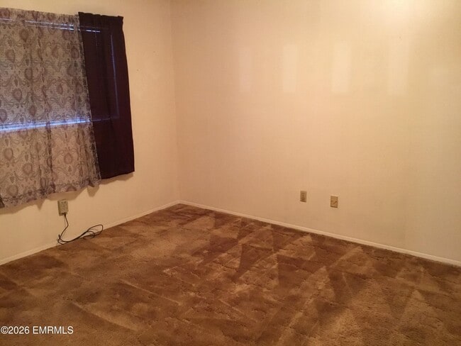 Building Photo - 520 39th Ct E