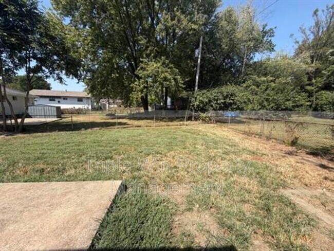 Building Photo - 675 Lilac Dr