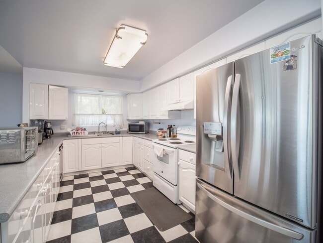 Building Photo - Luxury Maui Living in a Spacious Wailuku S...
