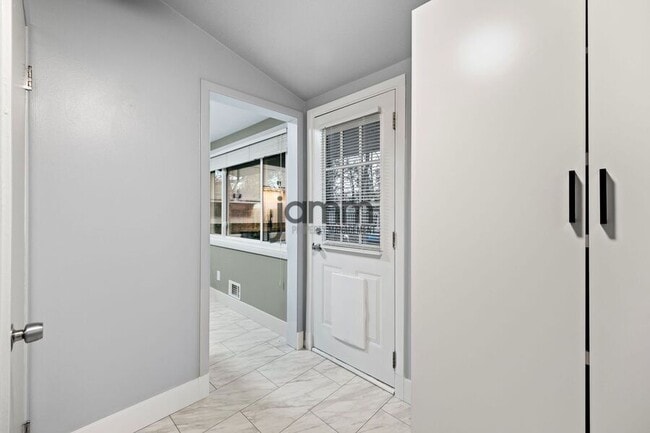 Building Photo - 268 Edgewood Dr