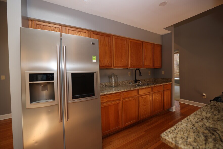 Kitchen - 852 Lincoln Ave