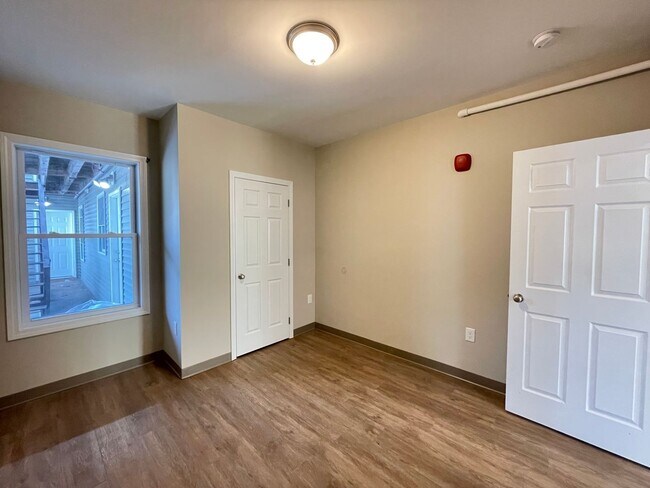 Building Photo - 463 Beech St