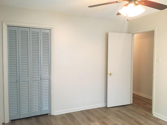 Building Photo - Charming 3 Bedroom, 2 Bath with Sunroom