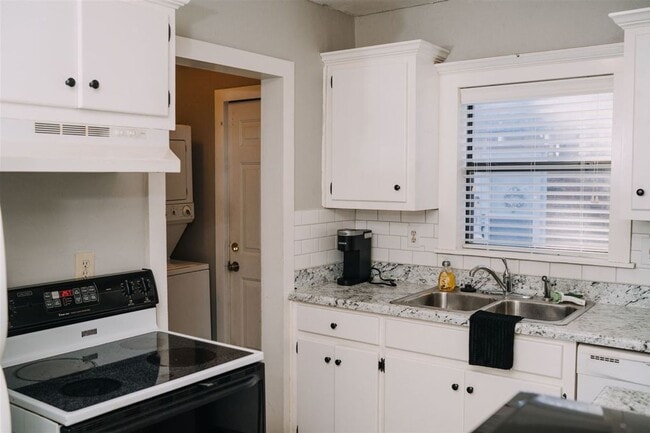 Building Photo - Beautiful Historic 2 Bed 1 Bath Duplex in the Plaza District!!