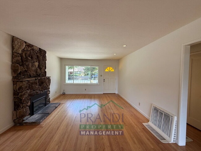Building Photo - 312 Las Flores Ave