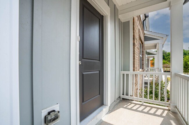 Building Photo - Cozy Townhome with 2 car garage!