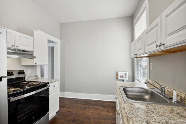 Building Photo - 1211