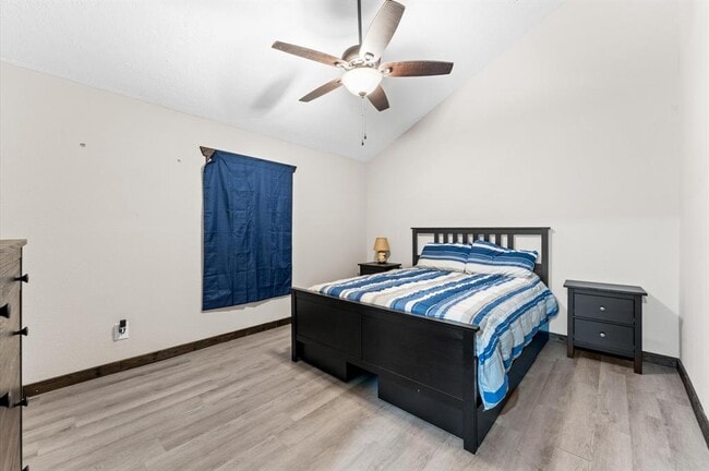 Building Photo - 325 S Bell Dr