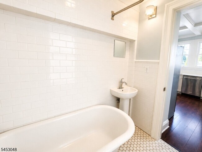 Building Photo - 2 Cloverhill Pl