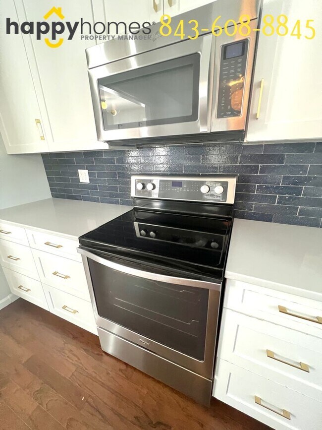 Building Photo - Beautiful 3 bedroom 3 full bath home locat...