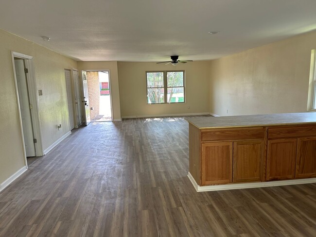 Building Photo - 4 Bedroom 2 bathroom  and 2 car garage hom...