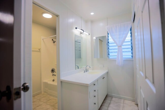 Building Photo - Well Maintained home in Manoa Valley, 3 bedrooms, 2 baths