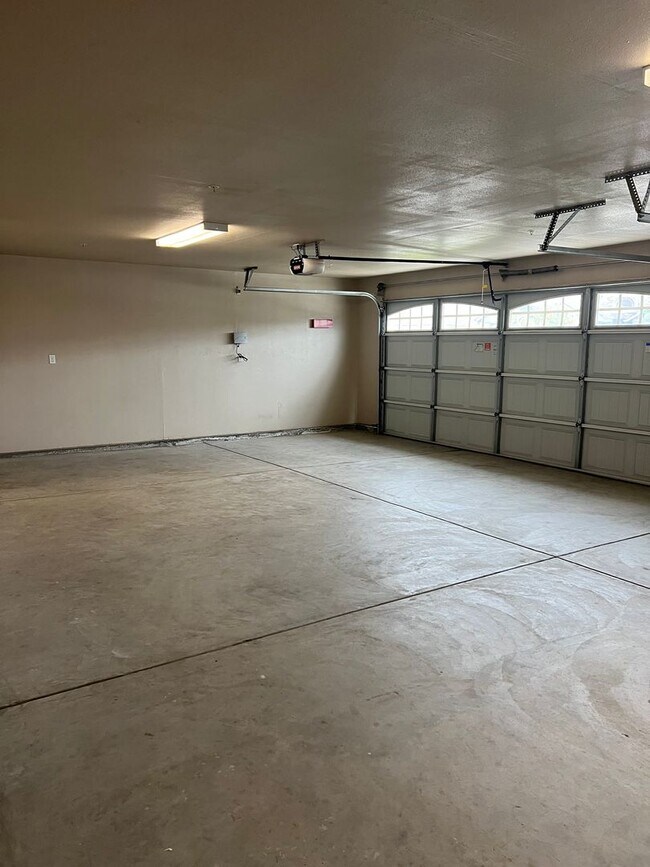 Building Photo - Beautiful Family Home