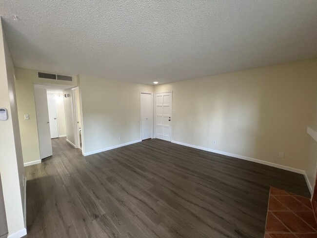 Building Photo - Updated 2 bedroom condo located in a gated...