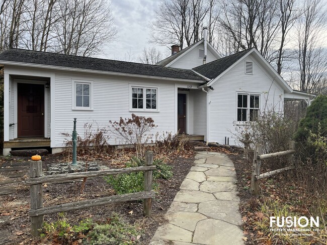 Building Photo - 4 bedroom Vermont Farmhouse with all of th...