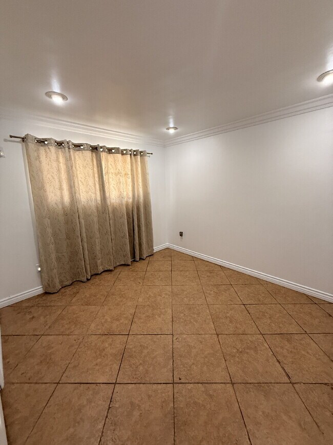 Building Photo - $3,500 - 3 Bed / 1 Bath House in Chula Vista with a Large Yard!