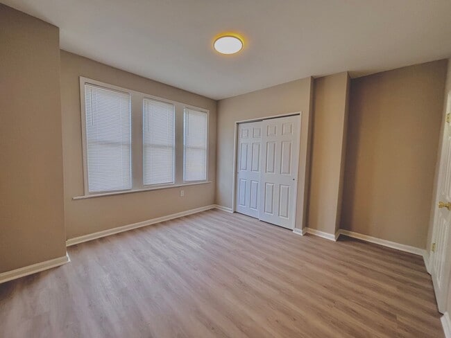 Building Photo - Beautiful rehabbed 3 bedroom Grays Ferry