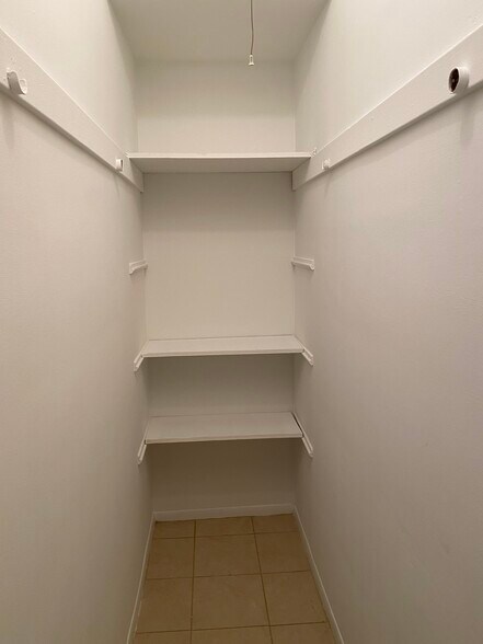 Building Photo - 4530 N Lincoln Ave