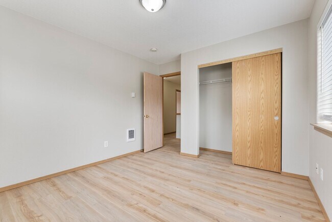 Building Photo - 5Bed/2.5 Bath House available