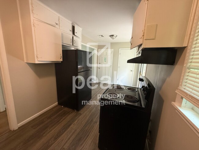 Building Photo - $1,150! 3Bed/ 1.5 Bath House! Apply by 2/11 to get half off your first month.