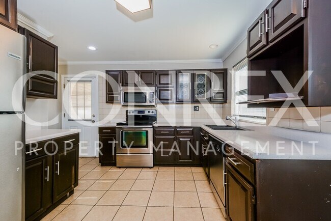 Building Photo - Beautiful 3 Bedroom with Hardwood Flooring!