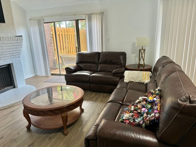 Building Photo - Fully furnished townhome for rent