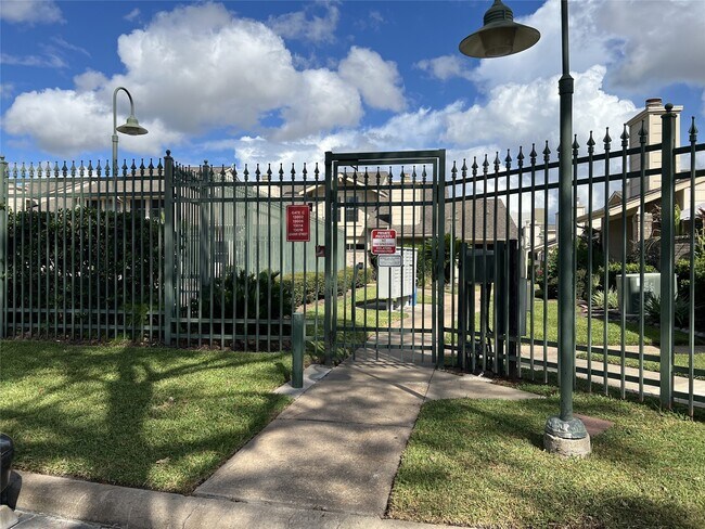 Building Photo - 13014 Leader St