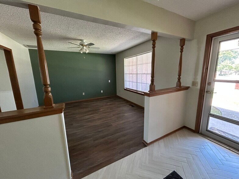 Second Living Area/Bonus Room - 700 Victoria Dr