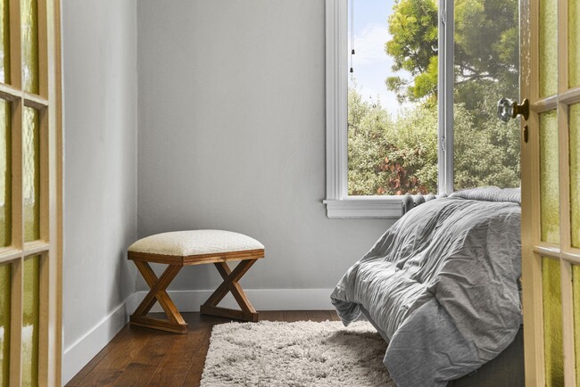 Building Photo - 1925 Leavenworth St