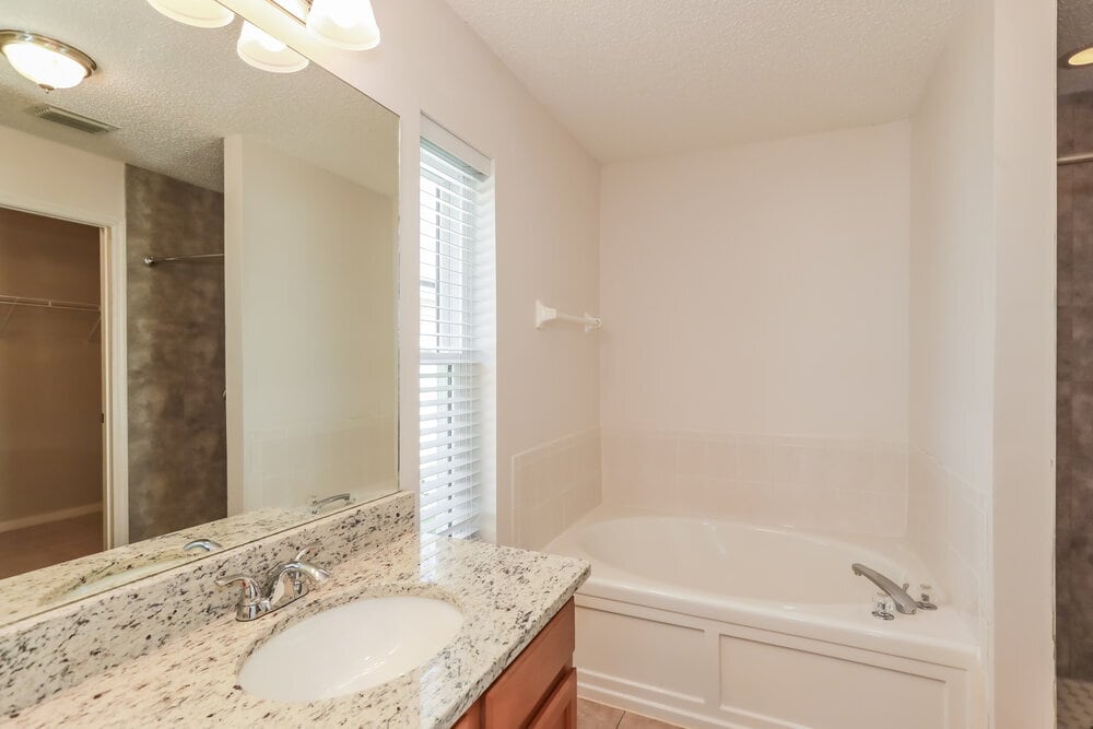 Building Photo - 14444 Woodfield Cir N